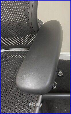 HERMAN MILLER AERON CHAIR FULLY LOADED SIZE B GRAPHITE Very Good Condition