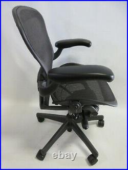 Herman Miller Aeron Chair Size B in Excellent Condition Manufactured in 2014