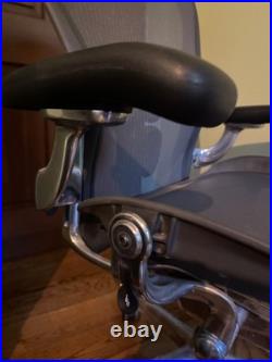 Herman Miller Aeron Chair Size C slightly used Frame/Base Graphite / Polished Herman Miller Aeron Chair Size C slightly used Frame/Base Graphite / Polished