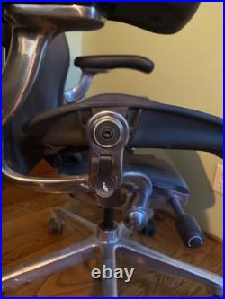 Herman Miller Aeron Chair Size C slightly used Frame/Base Graphite / Polished Herman Miller Aeron Chair Size C slightly used Frame/Base Graphite / Polished
