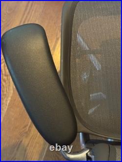 Herman Miller Aeron Chair Size C slightly used Frame/Base Graphite / Polished Herman Miller Aeron Chair Size C slightly used Frame/Base Graphite / Polished