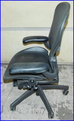 ^^ Herman Miller Aeron Chair Size Medium Black (hmc#61)