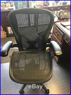 Herman Miller Aeron Chair size C Carbon / Graphite + PostureFit