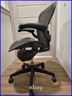 Herman Miller Aeron Mesh Office/Desk Chair with Armrests Swivel Rolling Base