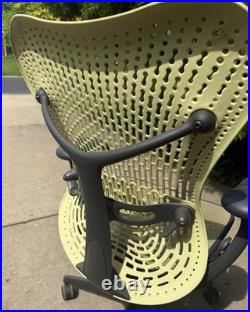 Herman Miller Aeron Office Chair Size B Graphite Original Owner Non-Smoker