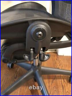 Herman Miller Aeron Office Chair with Headrest (Black) size B