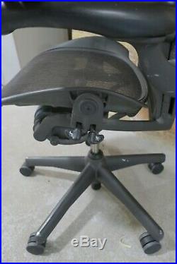 Herman Miller Aeron Office Designer Desk Chair Graphite Medium Arms Size B