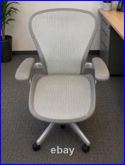Herman Miller Aeron Office/Desk Chair Gray Mesh with Armrests Rolling Swivel