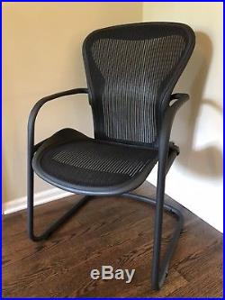Herman Miller Aeron Side / Guest Chair size B in Classic Graphite / Gray / Black