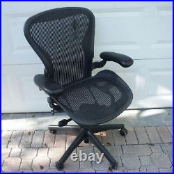 Herman Miller Aeron Work Desk Chair Black Size B Graphite Good Missing Cover