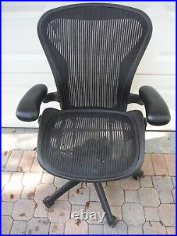 Herman Miller Aeron Work Desk Chair Black Size B Graphite Good Missing Cover