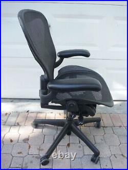 Herman Miller Aeron Work Desk Chair Black Size B Graphite Good Missing Cover