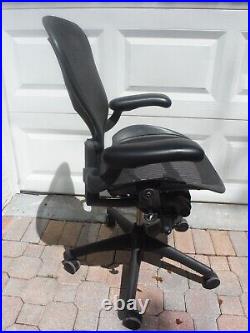 Herman Miller Aeron Work Desk Chair Black Size B Graphite Good Missing Cover