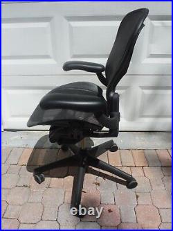 Herman Miller Aeron Work Desk Chair Black Size B Graphite Good Missing Cover