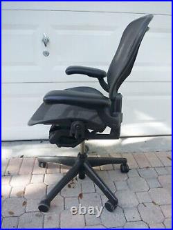 Herman Miller Aeron Work Desk Chair Black Size B Graphite Good Missing Cover