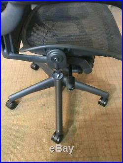 Herman Miller Aeron chair size B AE213AWBAJG1BBBK3001