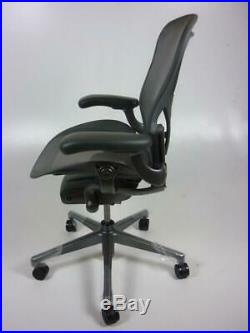 NEW REMASTERED AERON CHAIR Herman Miller fully adj SIZE B GRAPHITE back support
